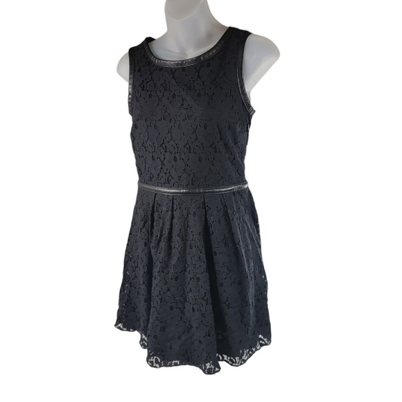 Speechless Dresses & Skirts - Speechless Black Lace Sleeveless Mini Dress Sz 5 keyhole back faux leather trim